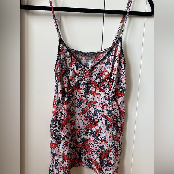 Feminine Floral Tank Top - Picture 3 of 3